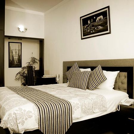 Royal Elegance Hotel Lahore Exteriör bild