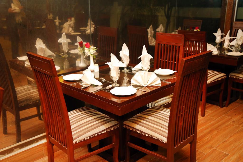 Royal Elegance Hotel Lahore Exteriör bild